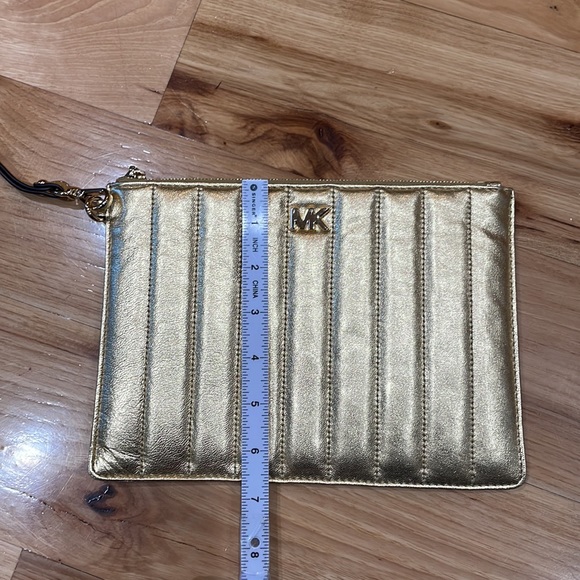 Michael Kors medium Panel Quilted pouch wristlet gold zip top - Picture 3 of 9